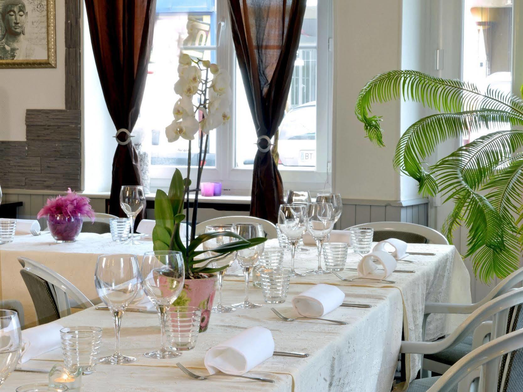 Logis Hotel Au Croissant Buzançais Eksteriør bilde